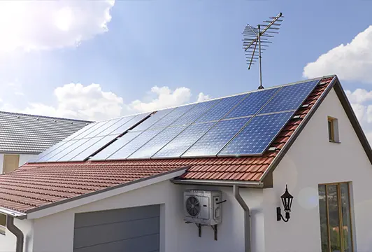 Casa com sistema de energia solar residencial