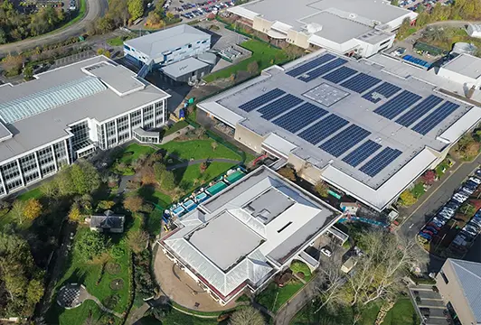 Empresa com placas solares no telhado